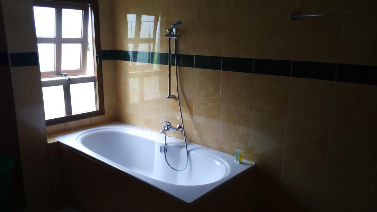 White Horse Inn Kabale Esterno foto