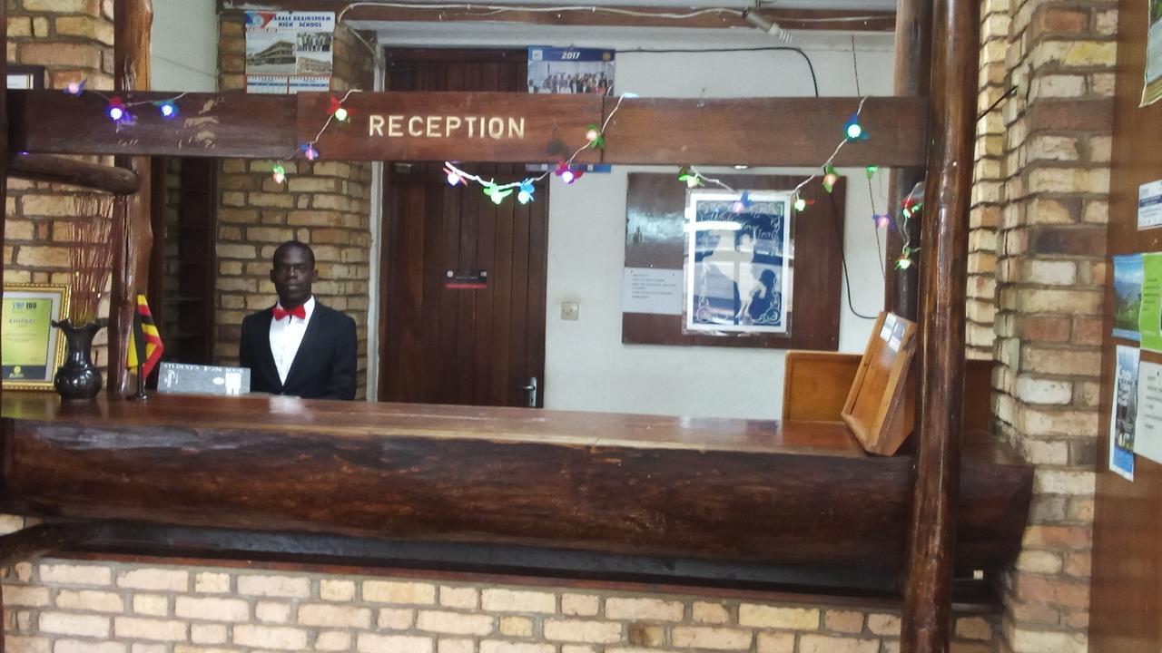 White Horse Inn Kabale Esterno foto